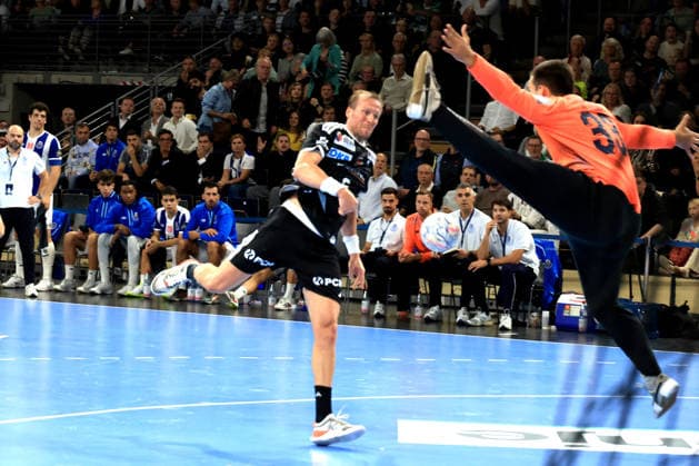 08.10.2026, GER Deutschland, Handball, EHF Champions League, 08.10.2026, Saison 2026 2027, Berlin, Fuechse Berlin vs FC Porto Max Darj ( Fuechse Berlin 5 ), DIOGO REMA ( FC Porto 33 ) nordphoto GmbH Engler Berlin Max-Schmeling-Halle Berlin Deutschland Copyright: xNordphotox xEnglerx