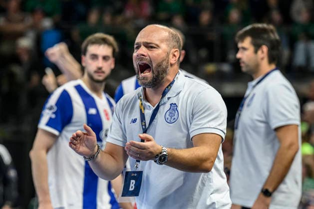 im Bild v.l.: Carlos Martingo (FC Porto, Trainer), feuert sein Team an, GER, Berlin, Handball, Füchse Berlin vs FC Porto, EHF Champions League, 3. Spieltag der Gruppe A , in der Max Schmeling Halle, Am Falkplatz 1, 08.10.2026, Copyright: HMBxMedia UwexKoch