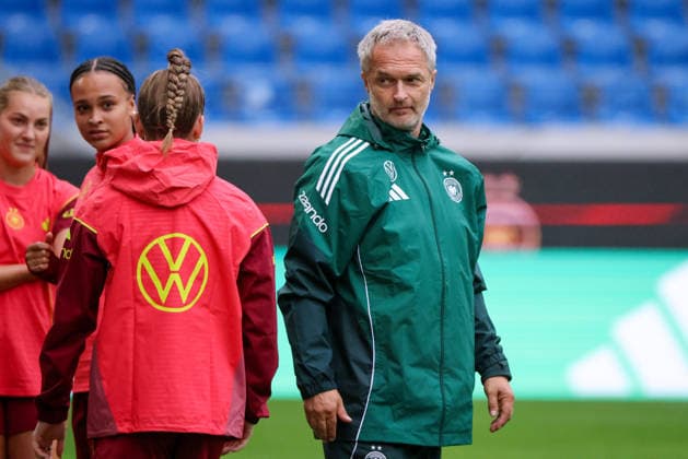 Karlsruhe, Deutschland: 08.10.2026 - Deutsche Fußballnationalmannschaft der Frauen - Abschlusstraining - Testspiel Deutschland vs. Australien Im Bild: v.li. Lisa Baum (Deutschland) und Bundestrainer Christian Wück Wueck (Deutschland) Copyright: HMBxMedia MadeleinexFantini