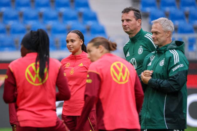 Karlsruhe, Deutschland: 08.10.2026 - Deutsche Fußballnationalmannschaft der Frauen - Abschlusstraining - Testspiel Deutschland vs. Australien Im Bild: v.li. Lisa Baum (Deutschland), Torwarttrainer Michael Fuchs (Deutschland) und Bundestrainer Christian Wück Wueck (Deutschland) Copyright: HMBxMedia MadeleinexFantini