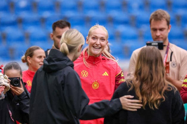 Karlsruhe, Deutschland: 08.10.2026 - Deutsche Fußballnationalmannschaft der Frauen - Abschlusstraining - Testspiel Deutschland vs. Australien Im Bild: Camilla Küver Kuever (Deutschland) wird vom DFB Fan Club der Frauen zur Spielerin des Spiels gewählt Copyright: HMBxMedia MadeleinexFantini