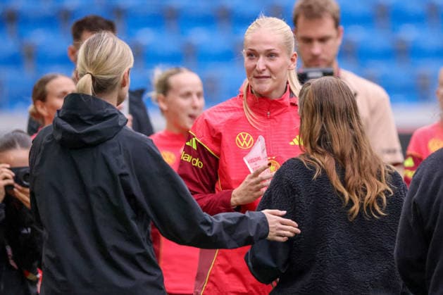 Karlsruhe, Deutschland: 08.10.2026 - Deutsche Fußballnationalmannschaft der Frauen - Abschlusstraining - Testspiel Deutschland vs. Australien Im Bild: Camilla Küver Kuever (Deutschland) wird vom DFB Fan Club der Frauen zur Spielerin des Spiels gewählt Copyright: HMBxMedia MadeleinexFantini