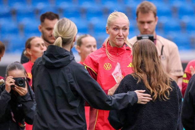 Karlsruhe, Deutschland: 08.10.2026 - Deutsche Fußballnationalmannschaft der Frauen - Abschlusstraining - Testspiel Deutschland vs. Australien Im Bild: Camilla Küver Kuever (Deutschland) wird vom DFB Fan Club der Frauen zur Spielerin des Spiels gewählt Copyright: HMBxMedia MadeleinexFantini