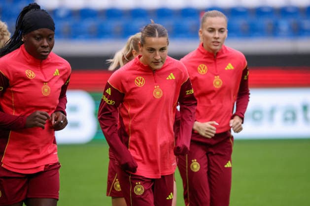Karlsruhe, Deutschland: 08.10.2026 - Deutsche Fußballnationalmannschaft der Frauen - Abschlusstraining - Testspiel Deutschland vs. Australien Im Bild: v.li. Nicole Anyomi (Deutschland), Carlotta Wamser (Deutschland) und Laura Freigang (Deutschland) Copyright: HMBxMedia MadeleinexFantini