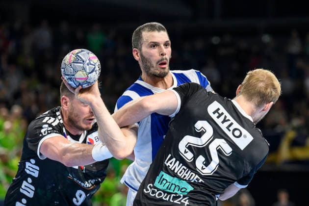 im Bild v.l.: Mijajlo Marsenic (Fuechse Berlin, 93), Rui Silva (FC Porto, 14), Matthes Langhoff (Fuechse Berlin, 25), Zweikampf, Action, Kampf, kaempft um den Ball, GER, Berlin, Handball, Füchse Berlin vs FC Porto, EHF Champions League, 3. Spieltag der Gruppe A , in der Max Schmeling Halle, Am Falkplatz 1, 08.10.2026, Copyright: HMBxMedia UwexKoch