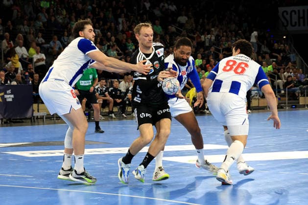 08.10.2026, GER Deutschland, Handball, EHF Champions League, 08.10.2026, Saison 2026 2027, Berlin, Fuechse Berlin vs FC Porto Mathias Gidsel ( Fuechse Berlin 19 ), GILBERTO DUARTE ( FC Porto 90 ), RICARDO BRANDAO ( FC Porto 86 ), MIGUEL OLIVEIRA ( FC Porto 8 ) nordphoto GmbH Engler Berlin Max-Schmeling-Halle Berlin Deutschland Copyright: xNordphotox xEnglerx