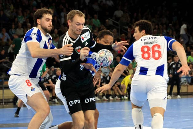 08.10.2026, GER Deutschland, Handball, EHF Champions League, 08.10.2026, Saison 2026 2027, Berlin, Fuechse Berlin vs FC Porto Mathias Gidsel ( Fuechse Berlin 19 ), GILBERTO DUARTE ( FC Porto 90 ), RICARDO BRANDAO ( FC Porto 86 ), MIGUEL OLIVEIRA ( FC Porto 8 ) nordphoto GmbH Engler Berlin Max-Schmeling-Halle Berlin Deutschland Copyright: xNordphotox xEnglerx