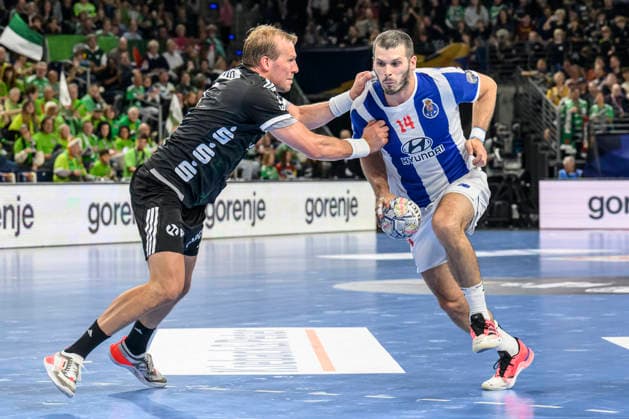 im Bild v.l.: Max Darj (Fuechse Berlin, 05), Rui Silva (FC Porto, 14), Zweikampf, Action, Kampf, kaempft um den Ball, GER, Berlin, Handball, Füchse Berlin vs FC Porto, EHF Champions League, 3. Spieltag der Gruppe A , in der Max Schmeling Halle, Am Falkplatz 1, 08.10.2026, Copyright: HMBxMedia UwexKoch