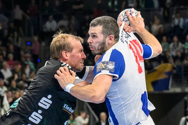 im Bild v.l.: Max Darj (Fuechse Berlin, 05), Rui Silva (FC Porto, 14), Zweikampf, Action, Kampf, kaempft um den Ball, GER, Berlin, Handball, Füchse Berlin vs FC Porto, EHF Champions League, 3. Spieltag der Gruppe A , in der Max Schmeling Halle, Am Falkplatz 1, 08.10.2026, Copyright: HMBxMedia UwexKoch