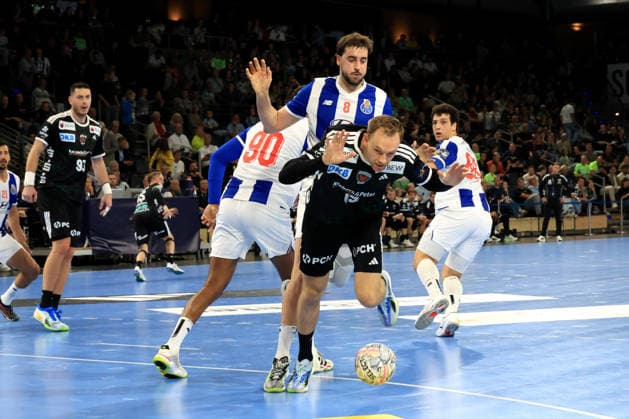 08.10.2026, GER Deutschland, Handball, EHF Champions League, 08.10.2026, Saison 2026 2027, Berlin, Fuechse Berlin vs FC Porto Mathias Gidsel ( Fuechse Berlin 19 ), GILBERTO DUARTE ( FC Porto 90 ), RICARDO BRANDAO ( FC Porto 86 ), MIGUEL OLIVEIRA ( FC Porto 8 ) nordphoto GmbH Engler Berlin Max-Schmeling-Halle Berlin Deutschland Copyright: xNordphotox xEnglerx