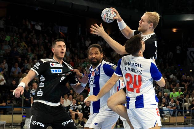 08.10.2026, GER Deutschland, Handball, EHF Champions League, 08.10.2026, Saison 2026 2027, Berlin, Fuechse Berlin vs FC Porto Matthes Langhoff ( Fuechse Berlin 25 ), Mijajlo Marsenic ( Fuechse Berlin 93 ), ANTONIO MARTINEZ ( FC Porto 24 ), GILBERTO DUARTE ( FC Porto 90 ) nordphoto GmbH Engler Berlin Max-Schmeling-Halle Berlin Deutschland Copyright: xNordphotox xEnglerx