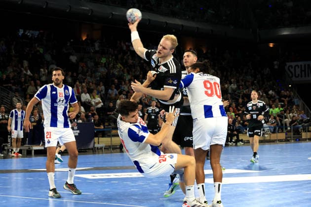08.10.2026, GER Deutschland, Handball, EHF Champions League, 08.10.2026, Saison 2026 2027, Berlin, Fuechse Berlin vs FC Porto Matthes Langhoff ( Fuechse Berlin 25 ), Mijajlo Marsenic ( Fuechse Berlin 93 ), ANTONIO MARTINEZ ( FC Porto 24 ), GILBERTO DUARTE ( FC Porto 90 ) nordphoto GmbH Engler Berlin Max-Schmeling-Halle Berlin Deutschland Copyright: xNordphotox xEnglerx