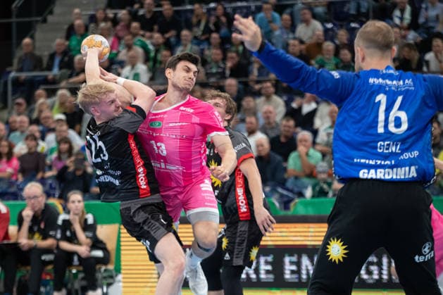 Handball, HBL2: SC DHfK Leipzig - TuS N-Lübbecke; 08.10.2026 Matej Klima (13, SC DHfK Leipzig) wird von Henri Pabst (25, TuS N-Lübbecke) attackiert. Handball, 2. Bundesliga, Saison 2026 2027, 7. Spieltag: SC DHfK Leipzig vs. TuS N-Lübbecke am 08.10.2026 in der Quarterback Immobilien Arena Leipzig. Copyright: xBEAUTIFULxSPORTS JanxKaeferx
