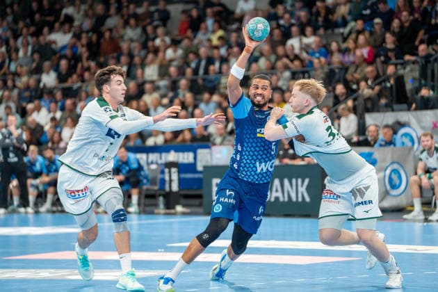 Handball I Herren I Saison 2026-2027 I Bundesliga I 8. Spieltag I TVB Stuttgart - HSG Wetzlar I 08.10.2026 Philipp Ahouansou (5, TVB Stuttgart) mit Ball verteidigt von Marti Soler Biescas (23, HSG Wetzlar) und Georg Löwen (33, HSG Wetzlar) Stuttgart Porsche Arena Baden-Württemberg Deutschland Copyright: xLobeca MaxxPetershansx