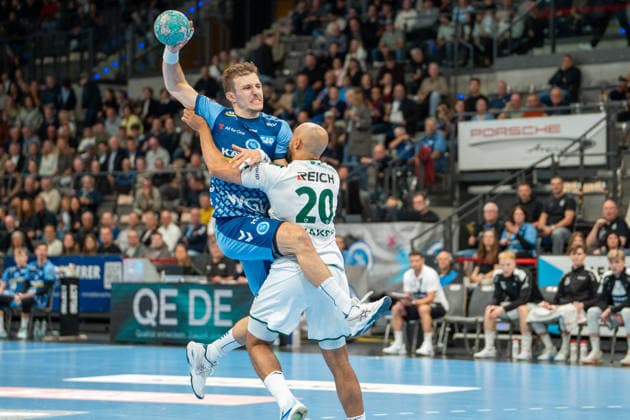 Handball I Herren I Saison 2026-2027 I Bundesliga I 8. Spieltag I TVB Stuttgart - HSG Wetzlar I 08.10.2026 Simone Mengon (15, TVB Stuttgart) verteidigt von David Cyrill Akakpo (20, HSG Wetzlar) Stuttgart Porsche Arena Baden-Württemberg Deutschland Copyright: xLobeca MaxxPetershansx