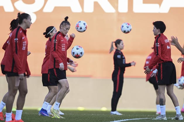 Turkiye Women s National Football Team complete preparations for Slovenia match ISTANBUL, TURKIYE - OCTOBER 08 : Players of the Turkish Women s National Football Team attend a training session ahead of the 2027 FIFA Women s World Cup European Qualifiers play-off first leg match against Slovenia, at Pendik Stadium in Istanbul, Turkiye on October 08, 2026. Fatma Nur Arslan Anadolu Istanbul Turkey. Editorial use only. Please get in touch for any other usage.  Copyright: x2026xAnadoluxFatmaxNurxArslanx