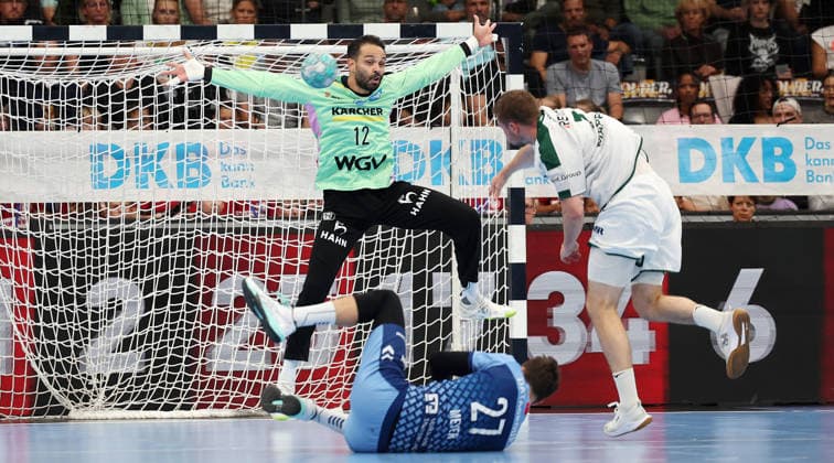 2026.10.08 Deutschland, Stuttgart Handball TVB Stuttgart vs. HSG Wetzlar, v.l. Mohamed Essam Moustafa El-Tayar (TVB), Dominik Mappes (Wetzlar, rechts)