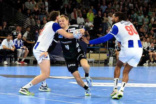 08.10.2026, GER Deutschland, Handball, EHF Champions League, 08.10.2026, Saison 2026 2027, Berlin, Fuechse Berlin vs FC Porto Mathias Gidsel ( Fuechse Berlin 19 ), RICARDO BRANDAO ( FC Porto 86 ), GILBERTO DUARTE ( FC Porto 90 ) nordphoto GmbH Engler Berlin Max-Schmeling-Halle Berlin Deutschland Copyright: xNordphotox xEnglerx
