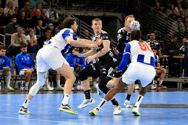 08.10.2026, GER Deutschland, Handball, EHF Champions League, 08.10.2026, Saison 2026 2027, Berlin, Fuechse Berlin vs FC Porto Nils Lichtlein ( Fuechse Berlin 17 ), Mathias Gidsel ( Fuechse Berlin 19 ), GILBERTO DUARTE ( FC Porto 90 ), MIGUEL OLIVEIRA ( FC Porto 8 ) nordphoto GmbH Engler Berlin Max-Schmeling-Halle Berlin Deutschland Copyright: xNordphotox xEnglerx