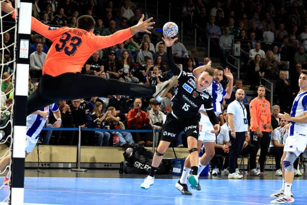 08.10.2026, GER Deutschland, Handball, EHF Champions League, 08.10.2026, Saison 2026 2027, Berlin, Fuechse Berlin vs FC Porto Tobias Grondahl ( Fuechse Berlin 15 ), DIOGO REMA ( FC Porto 33 ) nordphoto GmbH Engler Berlin Max-Schmeling-Halle Berlin Deutschland Copyright: xNordphotox xEnglerx