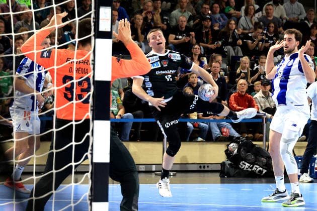 08.10.2026, GER Deutschland, Handball, EHF Champions League, 08.10.2026, Saison 2026 2027, Berlin, Fuechse Berlin vs FC Porto Nils Lichtlein ( Fuechse Berlin 17 ), DIOGO REMA ( FC Porto 33 ) nordphoto GmbH Engler Berlin Max-Schmeling-Halle Berlin Deutschland Copyright: xNordphotox xEnglerx