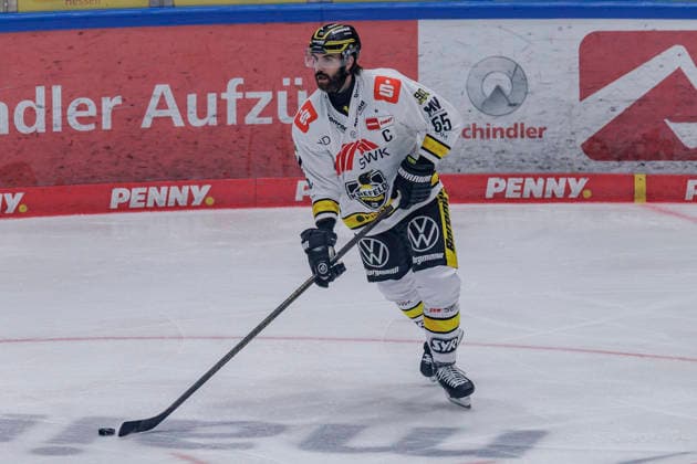 PEnny DEL: Löwen Frankfurt - Krefeld Pinguine, 08.10.2026 Davis Vandane (Krefeld Pinguine 55) am Puck, Freisteller, Portrait Porträt, Löwen Frankfurt - Krefeld Pinguine, Frankfurt, NIX Eissporthalle, 8.10.2026 Copyright: xBEAUTIFULxSPORTS Gawlikx