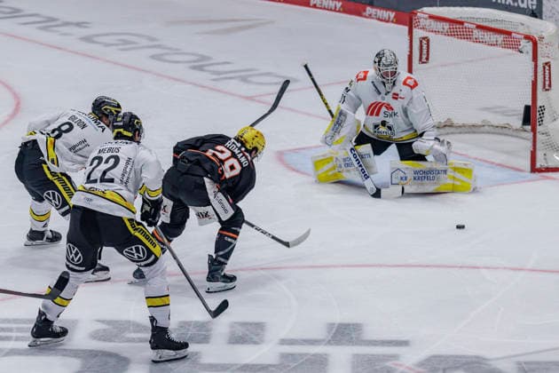 PEnny DEL: Löwen Frankfurt - Krefeld Pinguine, 08.10.2026 Anthony Romano (Löwen Frankfurt 29) unter Druck von Oliver Mebus (Krefeld Pinguine 22)und Max Gildon (Krefeld Pinguine 8), Löwen Frankfurt - Krefeld Pinguine, Frankfurt, NIX Eissporthalle, 8.10.2026 Copyright: xBEAUTIFULxSPORTS Gawlikx