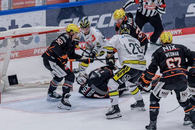 PEnny DEL: Löwen Frankfurt - Krefeld Pinguine, 08.10.2026 Nico Pertuch (Löwen Frankfurt 1) legt sich auf den Puck und Daniel Bruch (Krefeld Pinguine 26) und Maksim Matushkin (Löwen Frankfurt 52) und Matthew Wedman (Löwen Frankfurt 67), Löwen Frankfurt - Krefeld Pinguine, Frankfurt, NIX Eissporthalle, 8.10.2026 Copyright: xBEAUTIFULxSPORTS Gawlikx