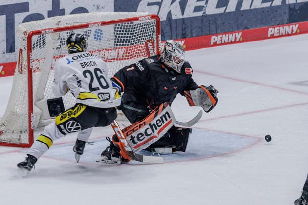PEnny DEL: Löwen Frankfurt - Krefeld Pinguine, 08.10.2026 Nico Pertuch (Löwen Frankfurt 1) und Daniel Bruch (Krefeld Pinguine 26) Löwen Frankfurt - Krefeld Pinguine, Frankfurt, NIX Eissporthalle, 8.10.2026 Copyright: xBEAUTIFULxSPORTS Gawlikx