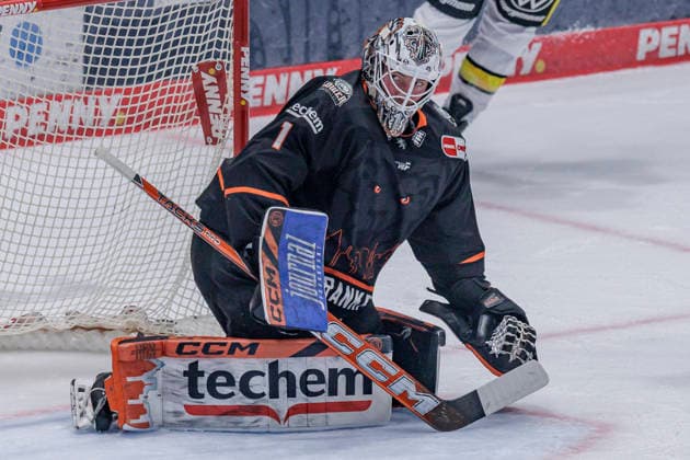 PEnny DEL: Löwen Frankfurt - Krefeld Pinguine, 08.10.2026 Nico Pertuch (Löwen Frankfurt 1) hat den Puck sicher, Löwen Frankfurt - Krefeld Pinguine, Frankfurt, NIX Eissporthalle, 8.10.2026 Copyright: xBEAUTIFULxSPORTS Gawlikx