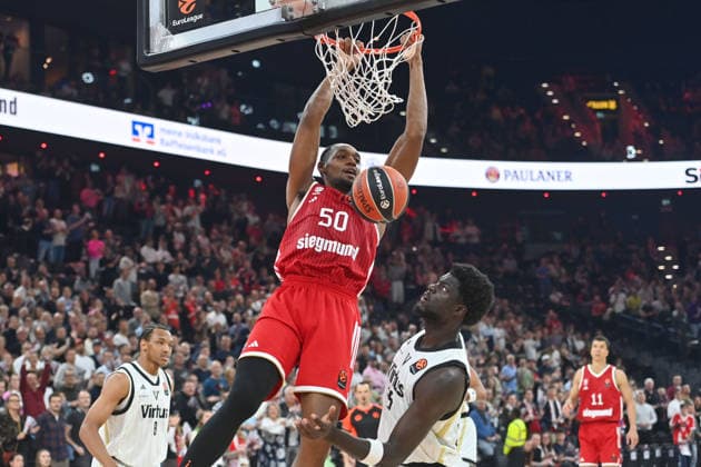 Austin WILEY (FCB) punktet, Aktion,Zweikampf gegen Mouhamet Diouf (Bologna). Basketball Euro League,Saison 2026 2027, FC Bayern Muenchen - Virtus Bologna am 08.10.2026 , S A P G A R D EN