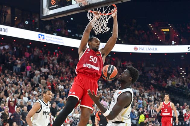 Austin WILEY (FCB) punktet, Aktion,Zweikampf gegen Mouhamet Diouf (Bologna). Basketball Euro League,Saison 2026 2027, FC Bayern Muenchen - Virtus Bologna am 08.10.2026 , S A P G A R D EN