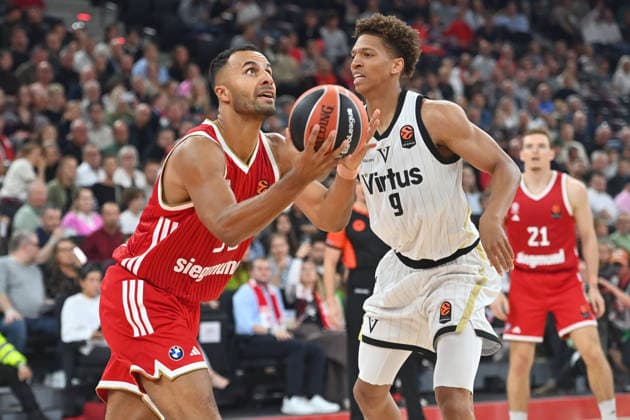 Johannes THIEMANN (FCB), Aktion,Zweikampf gegen Kessler EDWARDS (Bologna). Basketball Euro League,Saison 2026 2027, FC Bayern Muenchen - Virtus Bologna am 08.10.2026 , S A P G A R D EN