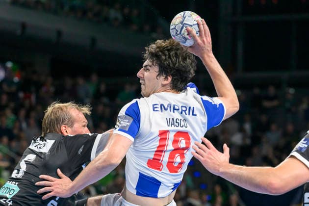 im Bild v.l.: Max Darj (Fuechse Berlin, 05), Vasco Costa (FC Porto, 18), Zweikampf, Action, Kampf, kaempft um den Ball, GER, Berlin, Handball, Füchse Berlin vs FC Porto, EHF Champions League, 3. Spieltag der Gruppe A , in der Max Schmeling Halle, Am Falkplatz 1, 08.10.2026, Copyright: HMBxMedia UwexKoch