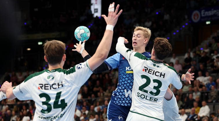 2026.10.08 Deutschland, Stuttgart Handball TVB Stuttgart vs. HSG Wetzlar, v.l. Paul Komepenhans (Wetzlar), Torben Matzken (TVB), Marti Soler (Wetzlar)