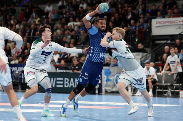 2026.10.08 Deutschland, Stuttgart Handball TVB Stuttgart vs. HSG Wetzlar, v.l. Marti Soler (Wetzlar), Philipp Ahouansou (TVB), Georg Löwen (Wetzlar)
