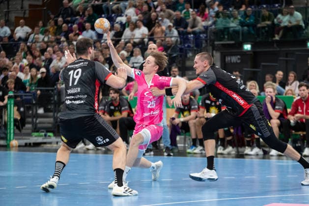 Handball, HBL2: SC DHfK Leipzig - TuS N-Lübbecke; 08.10.2026 Caspar Gauer (25, SC DHfK Leipzig) wird von Malte Dederding (38, TuS N-Lübbecke) attackiert. Handball, 2. Bundesliga, Saison 2026 2027, 7. Spieltag: SC DHfK Leipzig vs. TuS N-Lübbecke am 08.10.2026 in der Quarterback Immobilien Arena Leipzig. Copyright: xBEAUTIFULxSPORTS JanxKaeferx