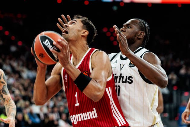 MUNICH, GERMANY - OCTOBER 08: Oscar Da Silva (FC Bayern Muenchen, 1) controls the ball against Aliou Diarra (Virtus Bologna, 31) during the Turkish Airlines EuroLeague match between FC Bayern Muenchen vs. Virtus Bologna at SAP Garden on round 4 of Turkish Airlines EuroLeague on October 08, 2026 in Munich, Germany. Bavaria Germany Copyright: xSteffiexWunderlx