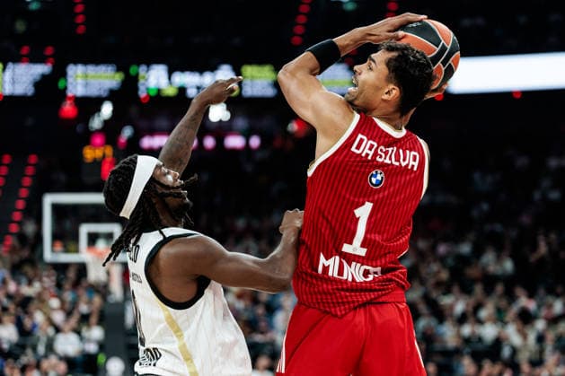 MUNICH, GERMANY - OCTOBER 08: Oscar Da Silva (FC Bayern Muenchen, 1) controls the ball against Rasheed Bello (Virtus Bologna, 0) during the Turkish Airlines EuroLeague match between FC Bayern Muenchen vs. Virtus Bologna at SAP Garden on round 4 of Turkish Airlines EuroLeague on October 08, 2026 in Munich, Germany. Bavaria Germany Copyright: xSteffiexWunderlx