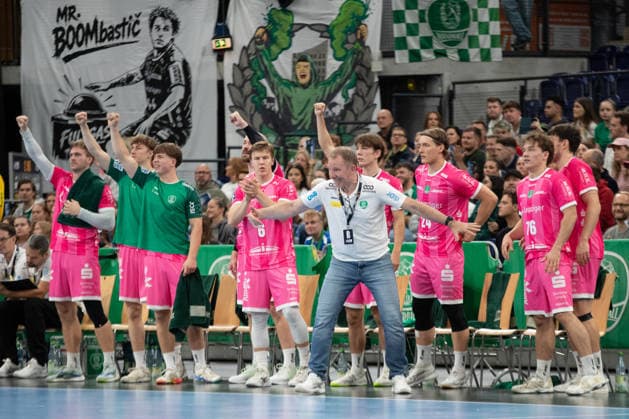 Handball, HBL2: SC DHfK Leipzig - TuS N-Lübbecke; 08.10.2026 Jubel auf der Leipziger Bank, Cheftrainer Frank Carstens (SC DHfK Leipzig). Handball, 2. Bundesliga, Saison 2026 2027, 7. Spieltag: SC DHfK Leipzig vs. TuS N-Lübbecke am 08.10.2026 in der Quarterback Immobilien Arena Leipzig. Copyright: xBEAUTIFULxSPORTS JanxKaeferx