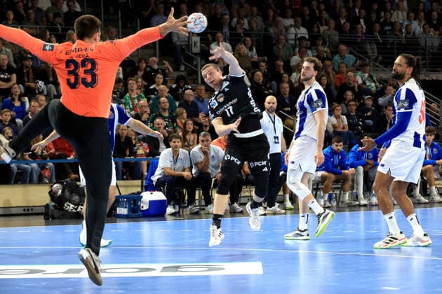 08.10.2026, GER Deutschland, Handball, EHF Champions League, 08.10.2026, Saison 2026 2027, Berlin, Fuechse Berlin vs FC Porto Nils Lichtlein ( Fuechse Berlin 17 ), DIOGO REMA ( FC Porto 33 ) nordphoto GmbH Engler Berlin Max-Schmeling-Halle Berlin Deutschland Copyright: xNordphotox xEnglerx