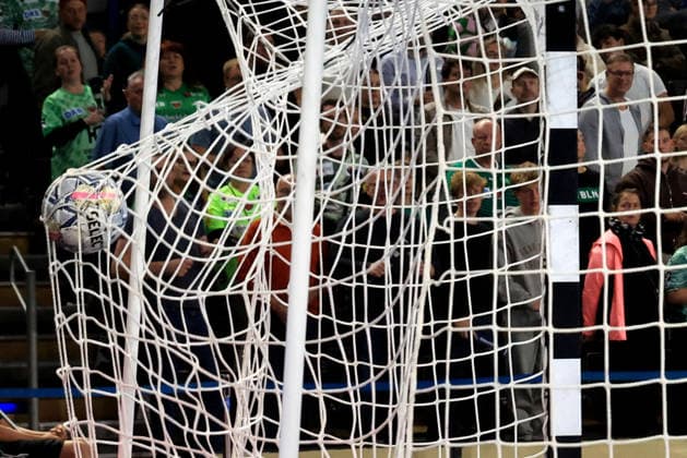 08.10.2026, GER Deutschland, Handball, EHF Champions League, 08.10.2026, Saison 2026 2027, Berlin, Fuechse Berlin vs FC Porto leeres Tor mit Ball im Netz nordphoto GmbH Engler Berlin Max-Schmeling-Halle Berlin Deutschland Copyright: xNordphotox xEnglerx
