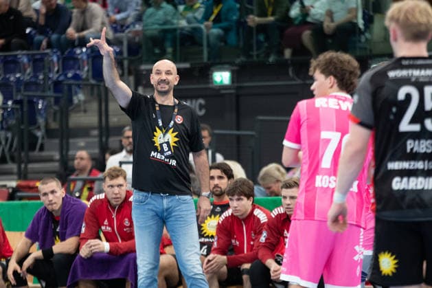 Handball, HBL2: SC DHfK Leipzig - TuS N-Lübbecke; 08.10.2026 Trainer Davor Dominikovic (TuS N-Lübbecke). Handball, 2. Bundesliga, Saison 2026 2027, 7. Spieltag: SC DHfK Leipzig vs. TuS N-Lübbecke am 08.10.2026 in der Quarterback Immobilien Arena Leipzig. Copyright: xBEAUTIFULxSPORTS JanxKaeferx
