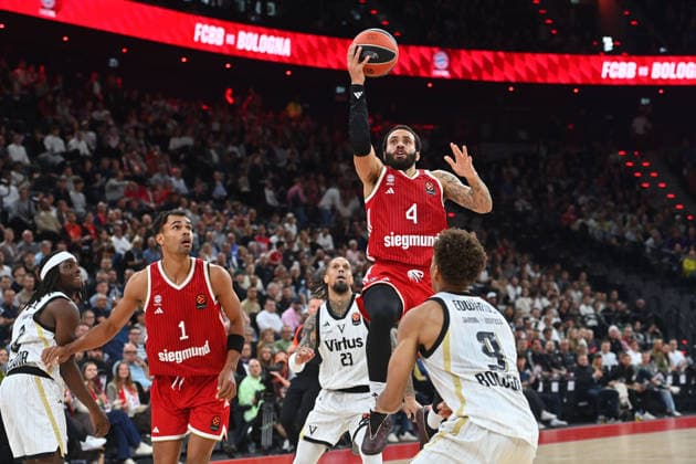 Duane WASHINGTON JR. (FCB), Aktion,Zweikampf gegen Kessler EDWARDS (Bologna). Basketball Euro League,Saison 2026 2027, FC Bayern Muenchen - Virtus Bologna am 08.10.2026 , S A P G A R D EN