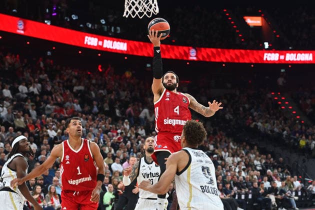 Duane WASHINGTON JR. (FCB), Aktion,Zweikampf gegen Kessler EDWARDS (Bologna). Basketball Euro League,Saison 2026 2027, FC Bayern Muenchen - Virtus Bologna am 08.10.2026 , S A P G A R D EN
