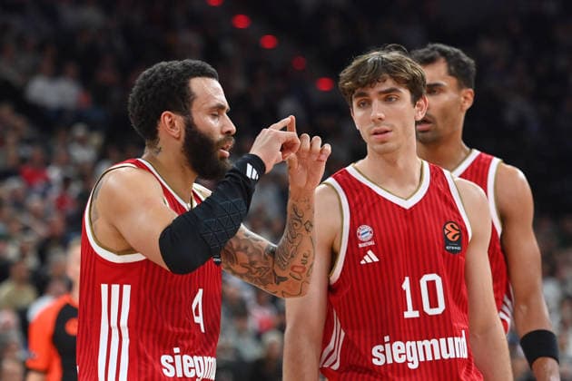 v.li:Duane WASHINGTON JR. (FCB), Justinian JESSUP (FCB), Gestik,gibt Anweisungen Basketball Euro League,Saison 2026 2027, FC Bayern Muenchen - Virtus Bologna am 08.10.2026 , S A P G A R D EN