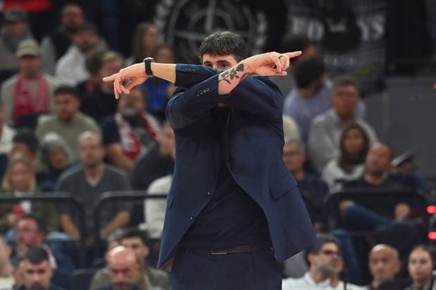 Alex MUMBRU (Trainer Bologna), Gestik,gibt Anweisungen, Einzelbild,angeschnittenes Einzelmotiv, Halbfigur,halbe Figur. Basketball Euro League,Saison 2026 2027, FC Bayern Muenchen - Virtus Bologna am 08.10.2026 , S A P G A R D EN