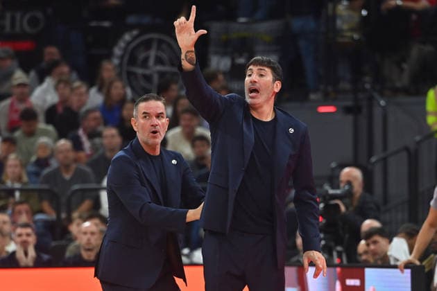 Alex MUMBRU (Trainer Bologna), Gestik,gibt Anweisungen, Einzelbild,angeschnittenes Einzelmotiv, Halbfigur,halbe Figur. Basketball Euro League,Saison 2026 2027, FC Bayern Muenchen - Virtus Bologna am 08.10.2026 , S A P G A R D EN