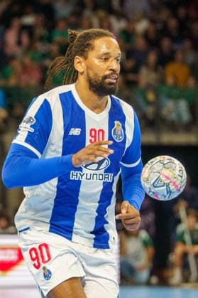 Im Bild: Gilberto Brito Duarte (FC Porto, 90) am Ball 08.10.2026, Fuechse Berlin - FC Porto, EHF Handball Champions League, Saison 2026 27, Max-Schmeling-Halle Copyright: HMBxMedia xPascalxSpanehl