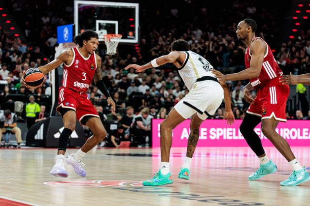 MUNICH, GERMANY - OCTOBER 08: Marjon Beauchamp (FC Bayern Muenchen, 3) controls the ball against Derrick Alston Jr. (Virtus Bologna, 21) during the Turkish Airlines EuroLeague match between FC Bayern Muenchen vs. Virtus Bologna at SAP Garden on round 4 of Turkish Airlines EuroLeague on October 08, 2026 in Munich, Germany. Bavaria Germany Copyright: xSteffiexWunderlx